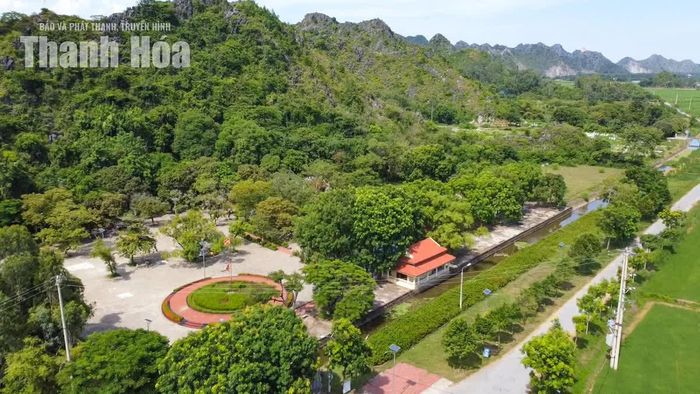 Giữa dãy Tam Điệp hùng vĩ, Động Từ Thức giống như một thế giới được thiên nhiên cất giữ qua thời gian. Những khối thạch nhũ vẫn âm thầm kể câu chuyện của đất đá; những dấu tích trên vách động gợi nhắc bước chân của người xưa; còn huyền thoại Từ Thức - Giáng Tiên tiếp tục phủ lên nơi đây một lớp màu huyền bí. Tất cả hòa quyện, tạo nên vẻ đẹp độc đáo của một di tích danh thắng - nơi thiên nhiên, lịch sử và văn hóa dân gian cùng hiện diện trong một không gian đặc biệt.