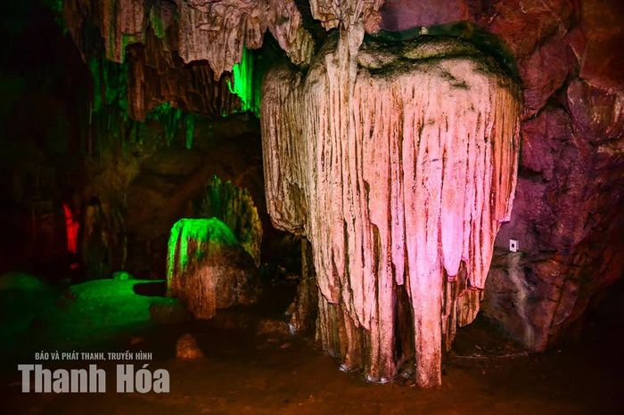 Những mảng đá vốn mang vẻ đẹp nguyên sơ nay hiện lên lung linh, lúc như dát vàng, lúc lại tạo thành những đường nét mềm mại, kỳ bí.