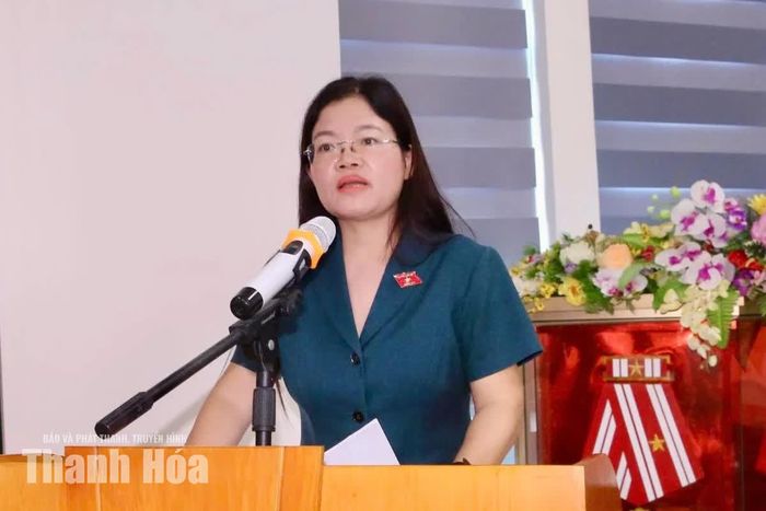 Phó Trưởng Đoàn ĐBQH tỉnh Lương Thị Hoa phát biểu đề dẫn tại hội nghị.