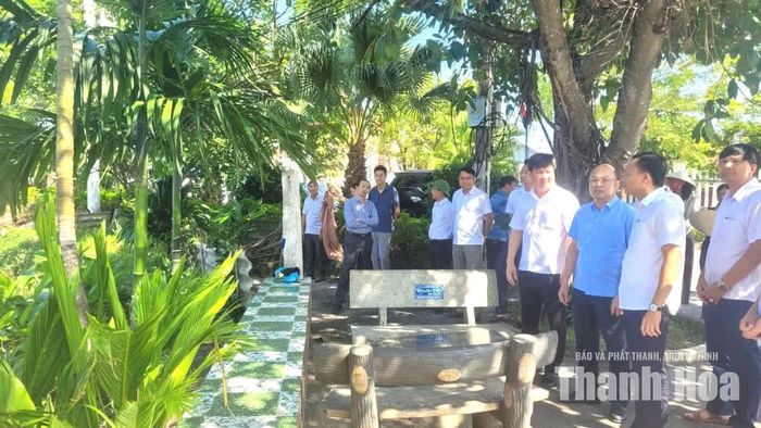 Phó Chủ tịch UBND tỉnh Cao Văn Cường cùng thành viên đoàn công tác kiểm tra thực tế xây dựng nông thôn mới tại xã Yên Định.