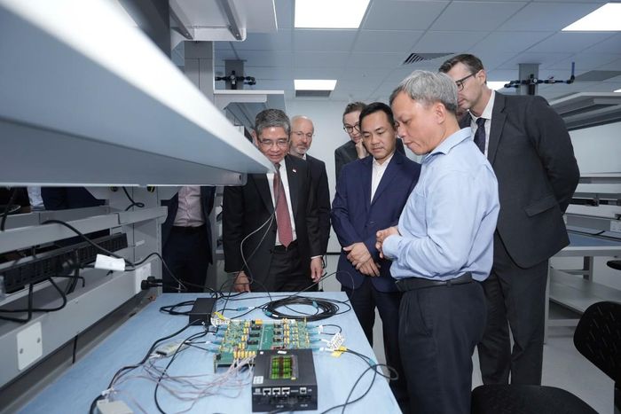 Đại diện Tập đoàn Infineon Technologies và Sở Khoa học và Công nghệ TP. Hồ Chí Minh tại buổi khai trương văn phòng mới, chiều 5/10 - Ảnh: Thu Hà.