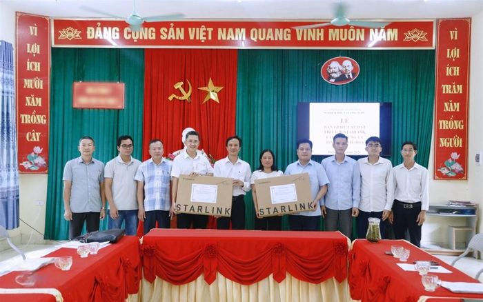 Cán bộ Sở Khoa học và Công nghệ tỉnh Thanh Hóa bàn giao thiết bị Internet vệ tinh cho xã Trung Lý. Ảnh: Hoàng Anh