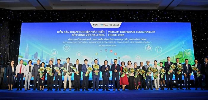 GS.TS Nguyễn Xuân Thắng, PGS.TS Hồ Sỹ Hùng tặng hoa chúc mừng các doanh nghiệp nhân Ngày doanh nhân Việt Nam 13/10 sắp đến - Ảnh: Song Hà.