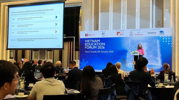 Bà Sylvia Putri,Trưởng phòng khối Giáo dục  tại Decision Lab trình bày Báo cáo Thị trường Giáo dục Việt Nam, cung cấp dữ liệu phân tích và các xu hướng định hình bức tranh giáo dục hiện tại.