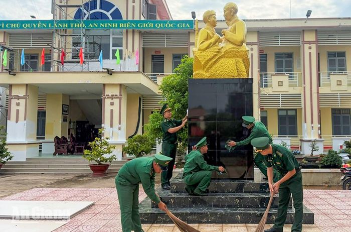 Cán bộ, chiến sĩ Đồn Biên phòng cửa khẩu Quốc tế Vĩnh Xương thường xuyên vệ sinh khuôn viên tượng đài “Nghe lời non nước”.