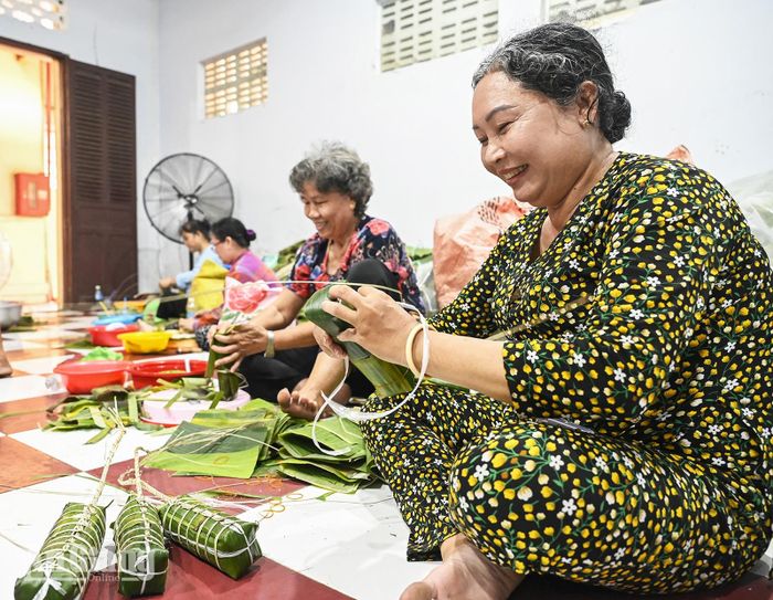 Người dân gói bánh tét phục vụ người dân về dự lễ hội Nguyễn Trung Trực.