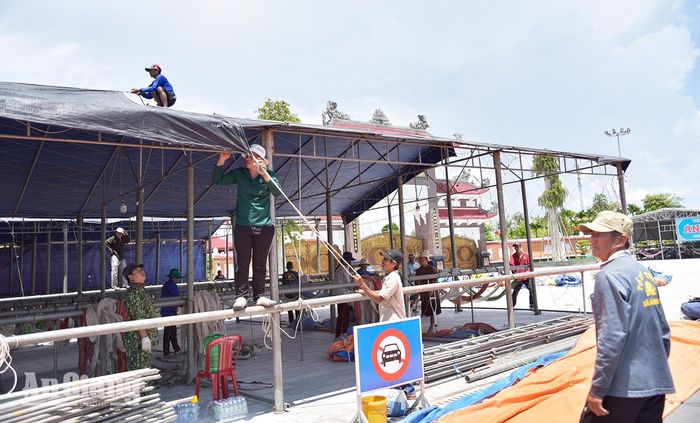 Các tình nguyện viên phục vụ tại trại võng của ông Nguyễn Văn Lên, hỗ trợ khách thập phương về dự lễ.