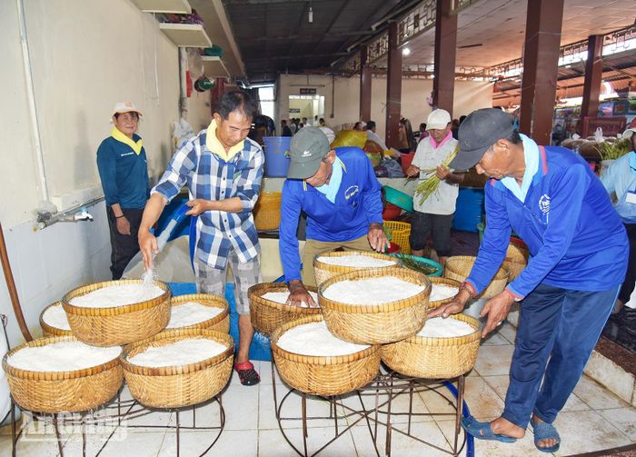 Các tình nguyện viên góp sức nấu cơm phục vụ người dân về dự lễ hội Nguyễn Trung Trực.