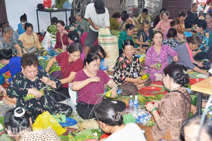 Các tình nguyện viên tham gia gói bánh tét phục vụ lễ hội Nguyễn Trung Trực.