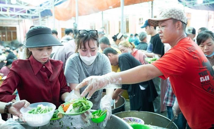 Tình nguyện viên phục vụ các bữa cơm chay miễn phí cho khách thập phương.