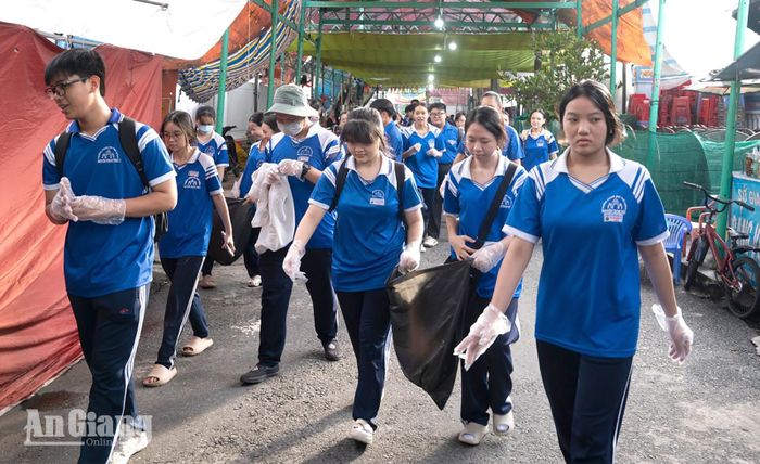 Học sinh Trường THPT Nguyễn Trung Trực 1, phường Rạch Giá ra quân vệ sinh môi trường trên các tuyến đường quanh đình Nguyễn Trung Trực.