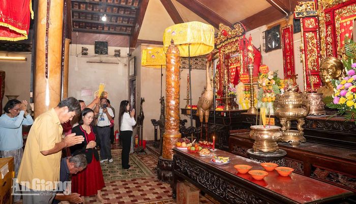 Người dân thắp hương tưởng niệm Anh hùng dân tộc Nguyễn Trung Trực.