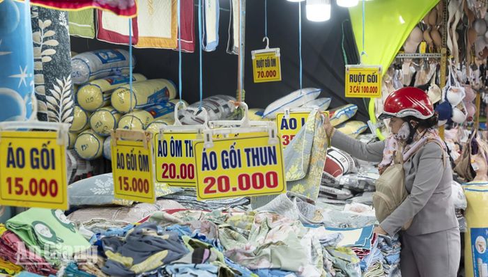 Người dân mua sắm tại hội chợ.