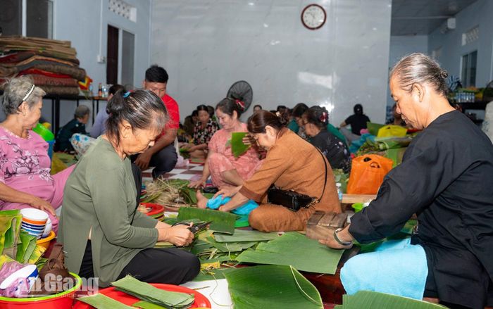 Người dân gói bánh tét phục vụ lễ hội.
