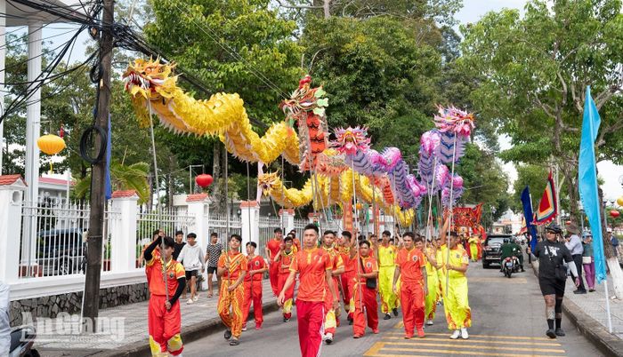 Các đoàn lân - sư - rồng chuẩn bị biểu diễn phục vụ người dân, du khách.