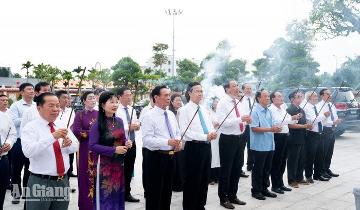 Các đại biểu dâng hương tại Tượng đài Mẹ Việt Nam Anh hùng trong khuôn viên Đền tưởng niệm Anh hùng liệt sĩ và người có công tỉnh An Giang.