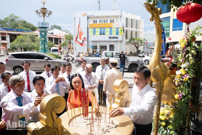 Các đại biểu dâng hương Anh hùng dân tộc Nguyễn Trung Trực.