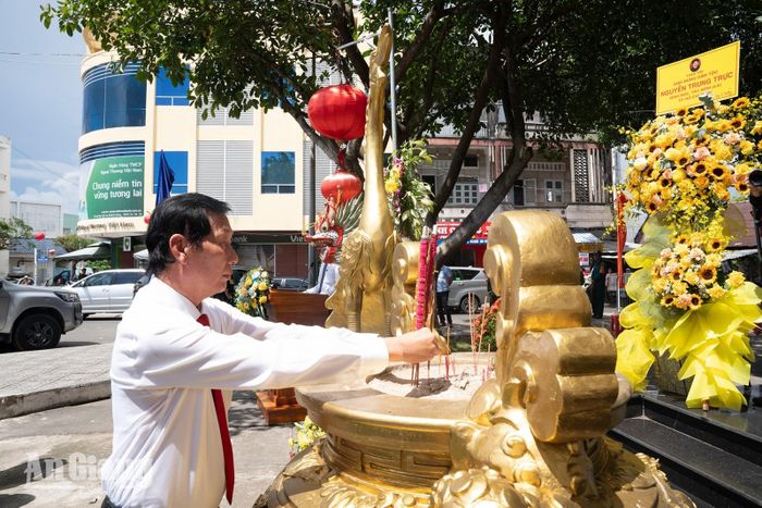 Phó Chủ tịch UBND tỉnh An Giang Lê Văn Phước dâng hương Anh hùng dân tộc Nguyễn Trung Trực.