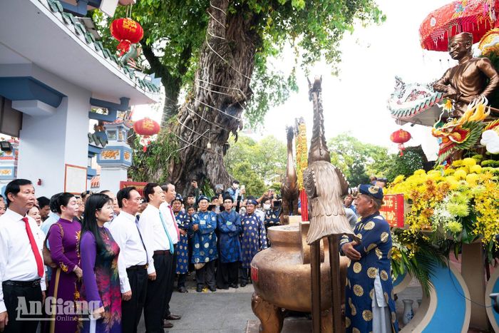 Các đại biểu viếng, dâng hương tại Đình thần Nguyễn Trung Trực.