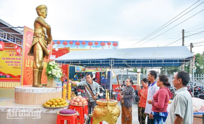 Người dân đến thắp hương tri ân Anh hùng dân tộc Nguyễn Trung Trực tại xã Vĩnh Phong.