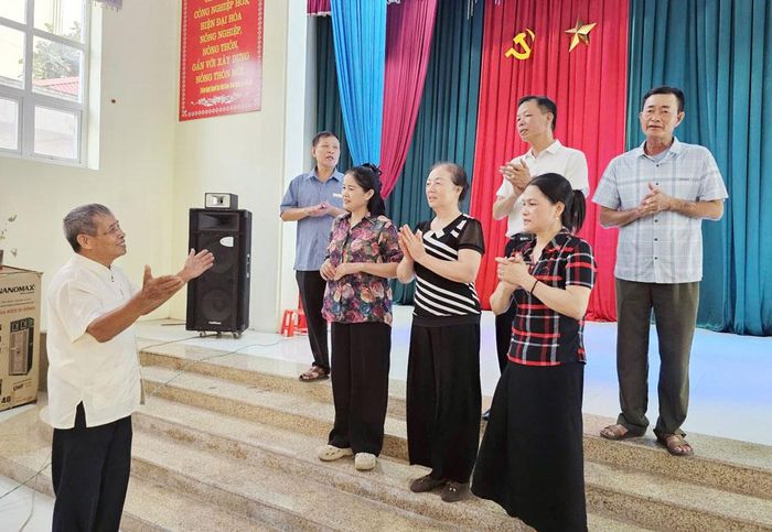  Nghệ nhân Ưu tú Nguyễn Văn Thêm hướng dẫn thành viên Câu lạc bộ Chèo phường Yên Dũng tập tác phẩm mới. 