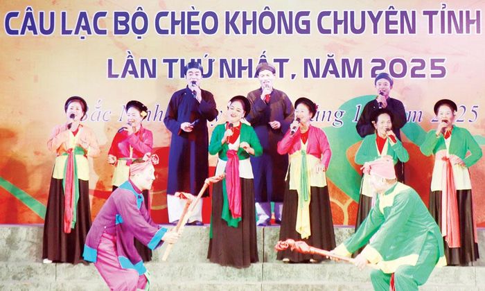  Một tiết mục biểu diễn tại Liên hoan các câu lạc bộ chèo không chuyên tỉnh Bắc Ninh (nay là thành phố Bắc Ninh) lần thứ Nhất năm 2025. 
