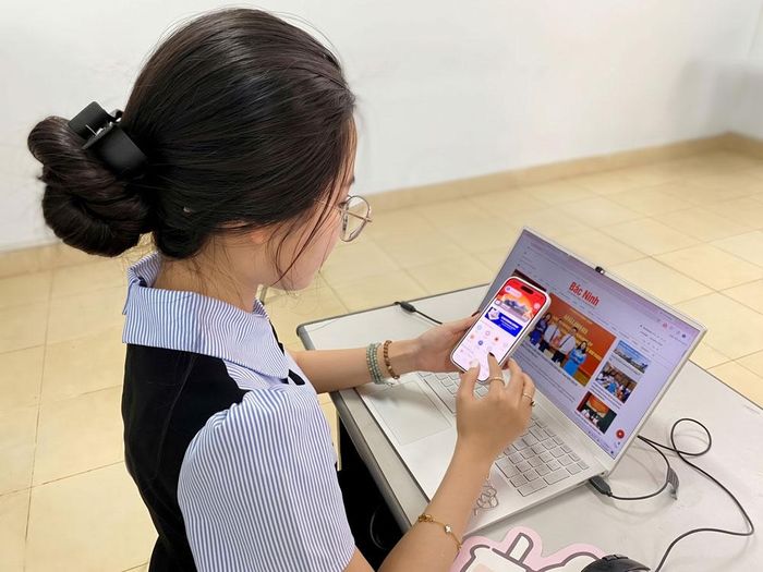  Chị Trần Xuân Mai, người dân phường Bắc Giang trải nghiệm iBacNinh cập nhật tin tức trên điện thoại di động. 
