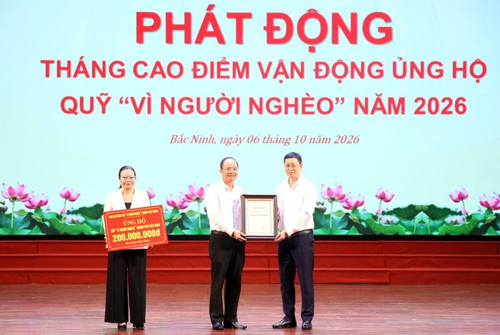  Đồng chí Trần Huy Phương trao ghi nhận "Tấm lòng vàng" cho phường Bắc Giang. 