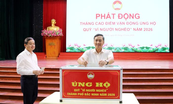  Các đồng chí lãnh đạo tỉnh tham gia ủng hộ Quỹ "Vì người nghèo". 