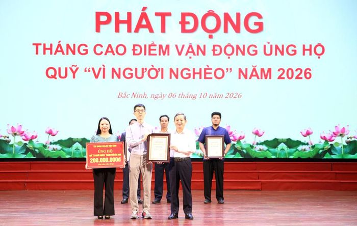  Đồng chí Phạm Hoàng Sơn trao ghi nhận "Tấm lòng vàng" cho doanh nghiệp. 