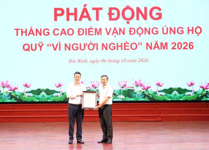  Đồng chí Nguyễn Việt Oanh trao ghi nhận "Tấm lòng vàng" cho doanh nghiệp. 