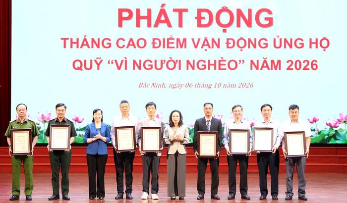  Các đồng chí: Nguyễn Thị Hương và Nguyễn Thị Hà trao ghi nhận "Tấm lòng vàng" cho các cơ quan, đơn vị, doanh nghiệp. 