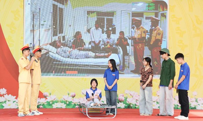  Một tiểu phẩm về tuyên truyền bảo đảm trật tự an toàn giao thông do học sinh thực hiện. 