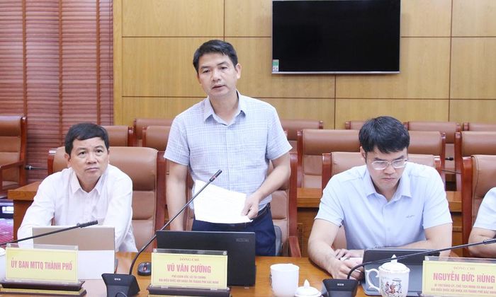 Đồng chí Vũ Văn Cường, Phó Giám đốc Sở Tài chính, đại biểu Quốc hội khóa XVI nêu ý kiến. 