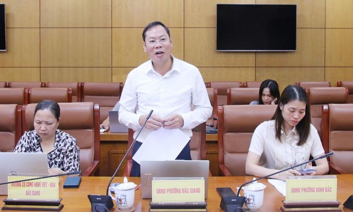  Đồng chí Trần Văn Thanh, Phó Bí thư Đảng ủy, Chủ tịch UBND phường Bắc Giang nêu ý kiến. 