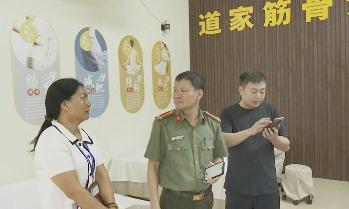  Lực lượng chức năng làm việc về biển hiệu quảng cáo tại một cơ sở trên địa bàn phường Võ Cường. 
