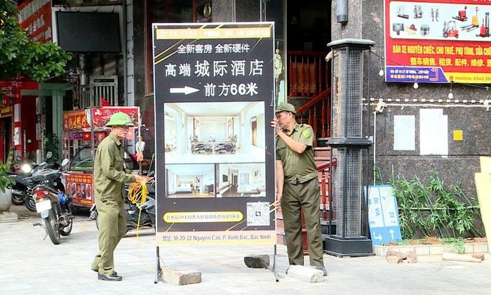  Nhiều biển hiệu quảng cáo có chữ nước ngoài chưa đúng quy định của hộ kinh doanh được lực lượng chức năng phường Kinh Bắc yêu cầu khắc phục. 