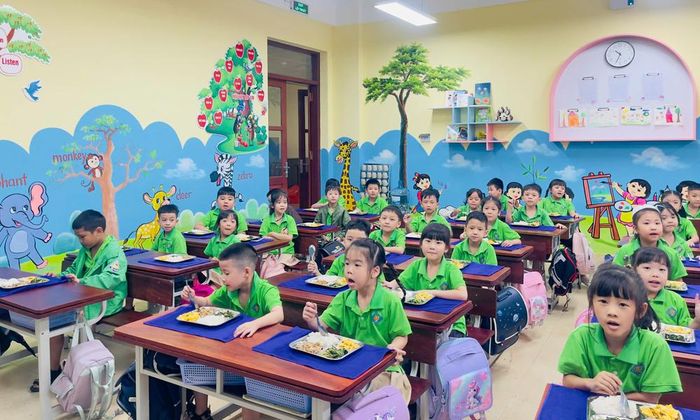  Ngày 6/10, khoảng 3.500 học sinh Trường Tiểu học và Trung học cơ sở Trần Quốc Toản bắt đầu ăn bán trú tại trường. 