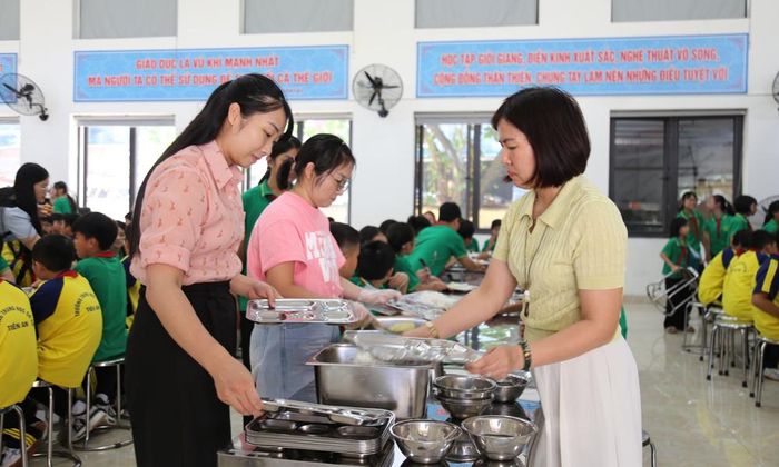  Cha mẹ học sinh hỗ trợ nhà trường phục vụ ăn bán trú cho học sinh ngày 6/10. 
