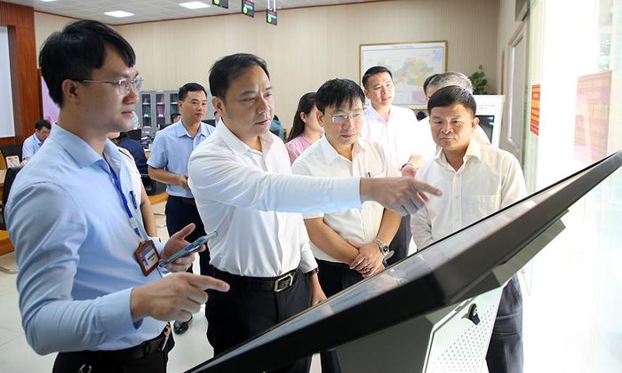  Phó Chủ tịch UBND thành phố Đào Thanh Trường kiểm tra việc triển khai mô hình Trợ lý Nhân dân tại phường Phương Liễu. 