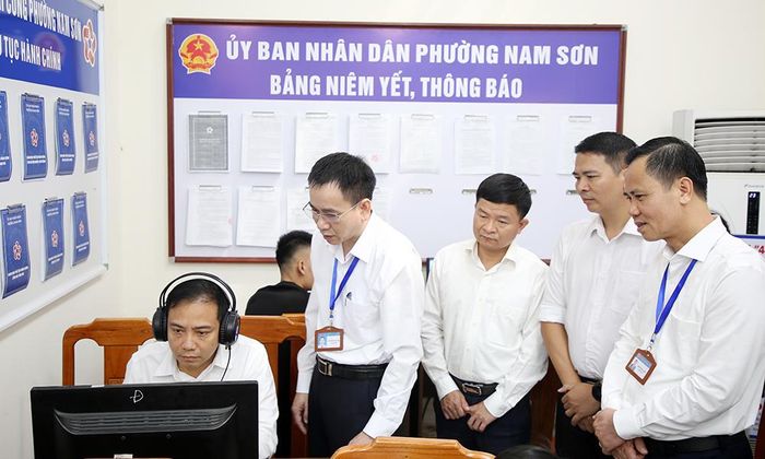  Đồng chí Đào Thanh Trường trải nghiệm thực hiện thủ tục hành chính với sự hỗ trợ của Trợ lý Nhân dân tại phường Nam Sơn. 