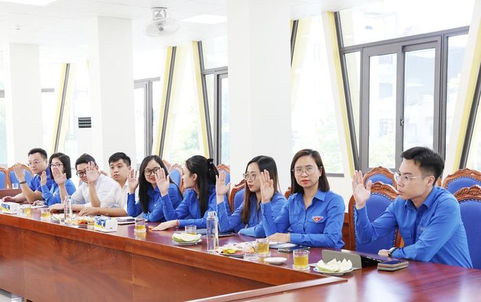 Các đại biểu biểu quyết kiện toàn các chức danh. 