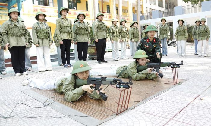 Trường Trung học phổ thông Thuận Thành số 3 sử dụng trang bị máy bắn tập trong thực hành giảng dạy môn giáo dục quốc phòng và an ninh.