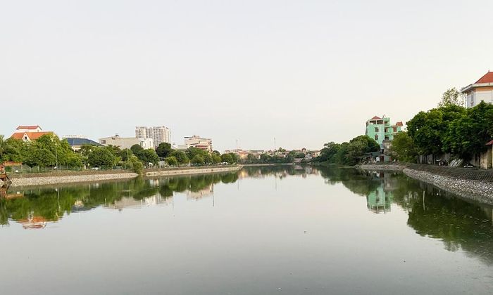  Hồ Đầm Sen đã được dọn sạch bèo và chất thải, không còn mùi hôi thối. Ảnh chụp chiều 6/10/2026. 