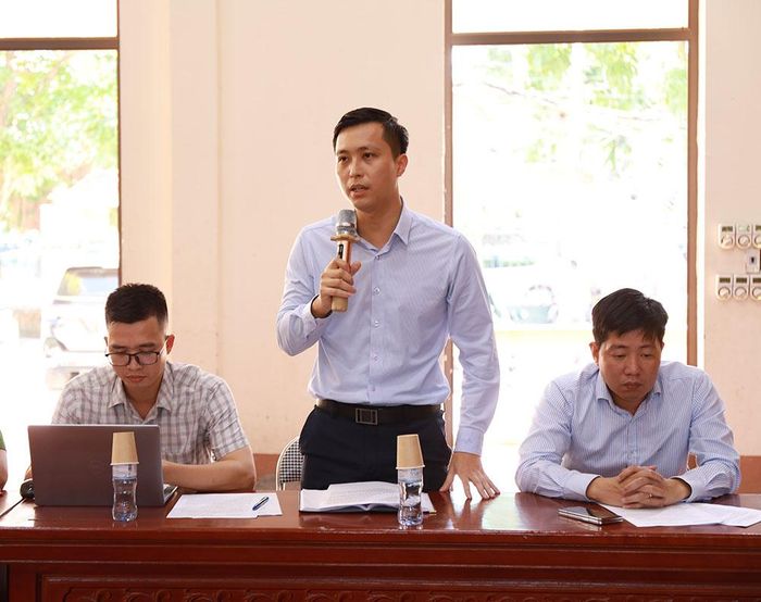  Đồng chí Hoàng Văn Tùng, Phó Chủ tịch UBND phường Nếnh trao đổi, làm rõ những vấn đề liên quan đến công tác phòng cháy, chữa cháy ở địa phương. 