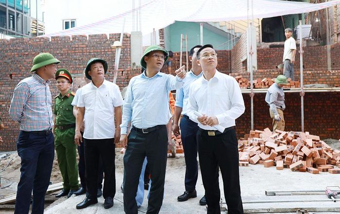  Đồng chí Phạm Văn Thịnh kiểm tra công tác phòng cháy ở một hộ cho thuê trọ tại tổ dân phố Giang Liễu, phường Phương Liễu. 