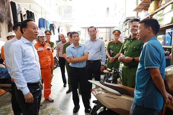  Đồng chí Phạm Văn Thịnh và đoàn công tác đến thăm một hộ cho thuê trọ có 15 phòng ở tổ dân phố My Điền 1. 