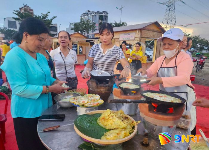 Phiên chợ “Làng trong phố” lồng ghép các hoạt động vui chơi, giải trí và các hội thi. TRONG ẢNH: Hội Nông dân phường Hòa Xuân tổ chức hội thi làm bánh xèo, thu hút đông đảo hội viên tham gia. Ảnh: NGỌC QUỐC