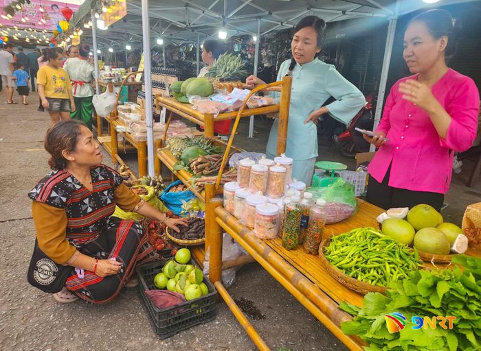 Nhiều sản vật dược liệu miền núi được các tiểu thương mang đến giao thương tại phiên chợ quê Hòa Vang. Ảnh: NGỌC QUỐC