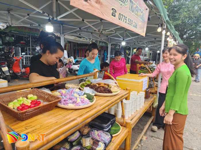 Các loại bánh do người dân tự tay chế biến tham gia phiên chợ quê Hòa Vang. Ảnh: NGỌC QUỐC